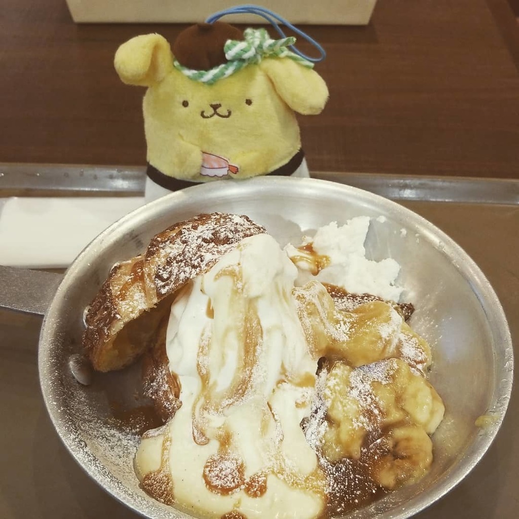 Banana ice-cream Puff.jpg