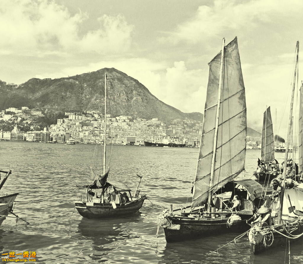 Sampans in Victoria Harbour, Hong Kong Island, 1946-47.jpg