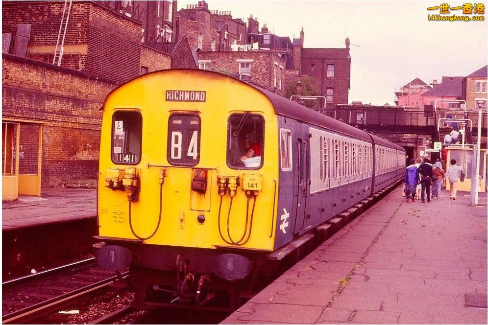 Class 501 set no 141 at Dalston Junction.jpg