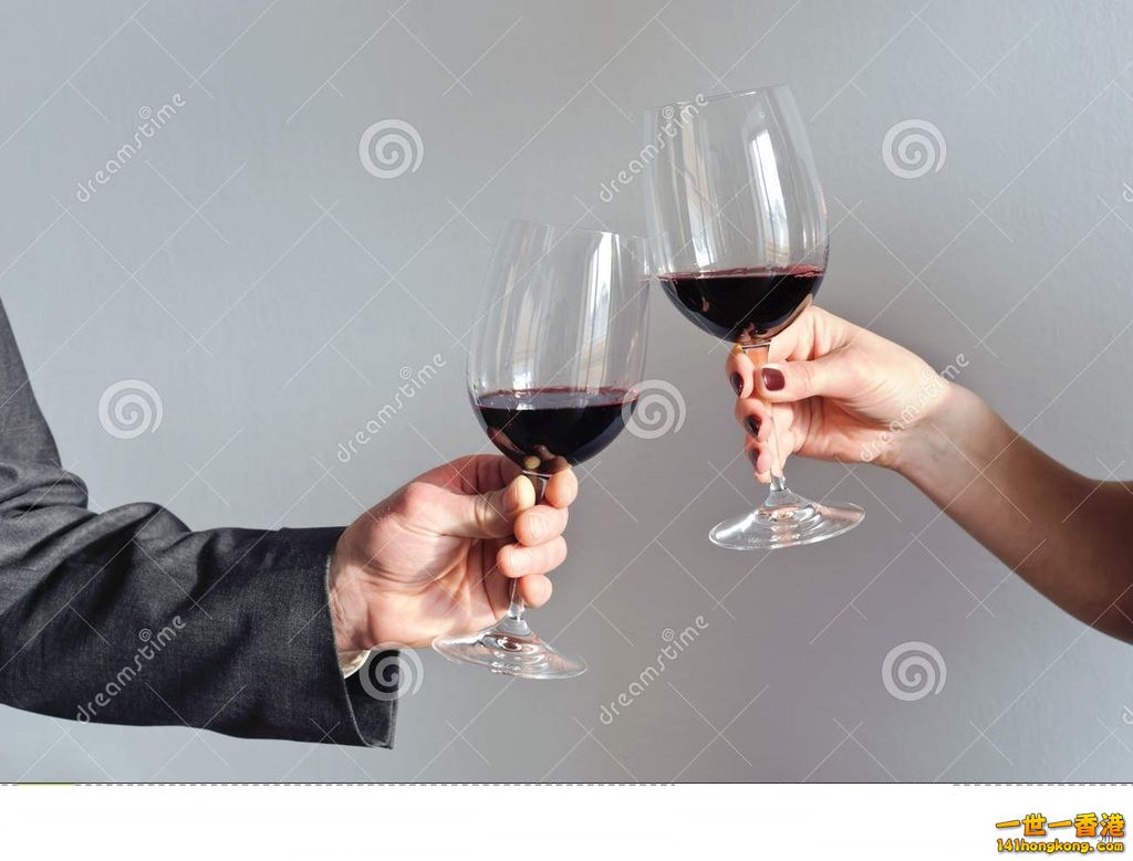 hands-holding-wine-glasses-38246294.jpg