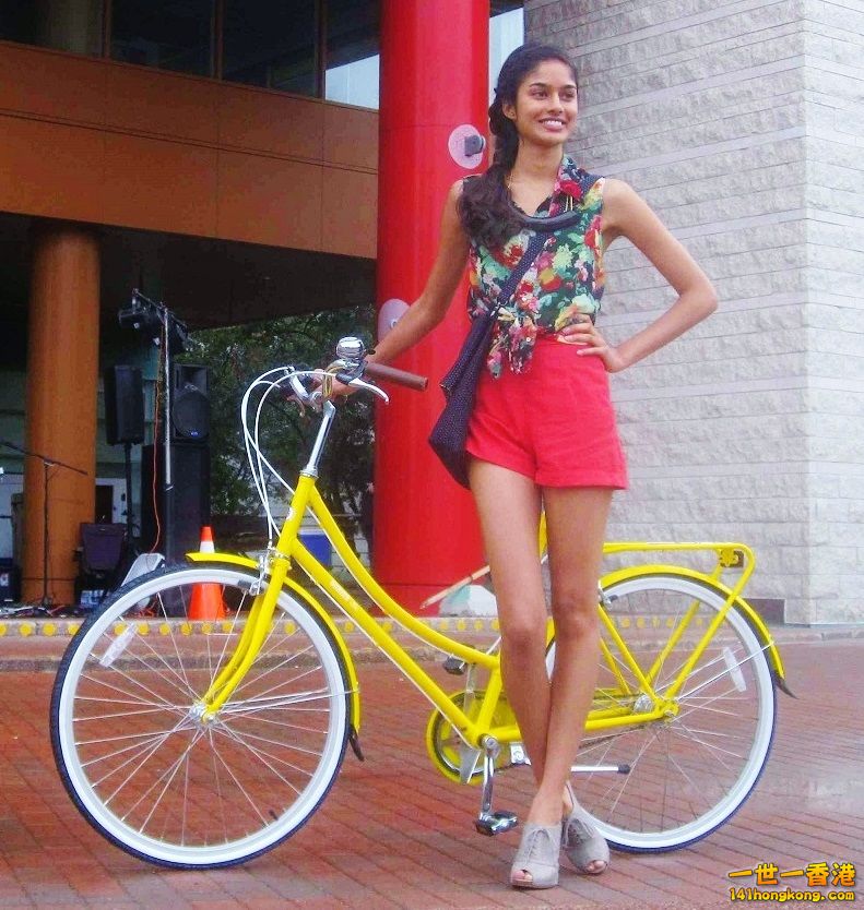 model-next-to-yellow-bicycle-desktop-background-621814b.jpg
