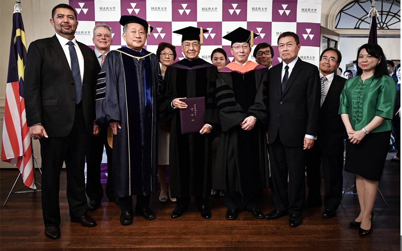 Dr-Mahathir-Mohamad-Doshisha-University-president-Takashi-Matsuoka-Eiji-Hatta-do.jpg