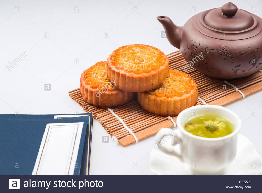 mid-autumn-festival-moon-cake-on-wooden-board-F2727E.jpg