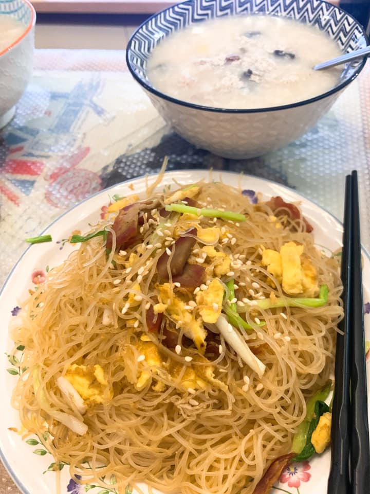 皮蛋肉碎粥配炒米粉.jpg