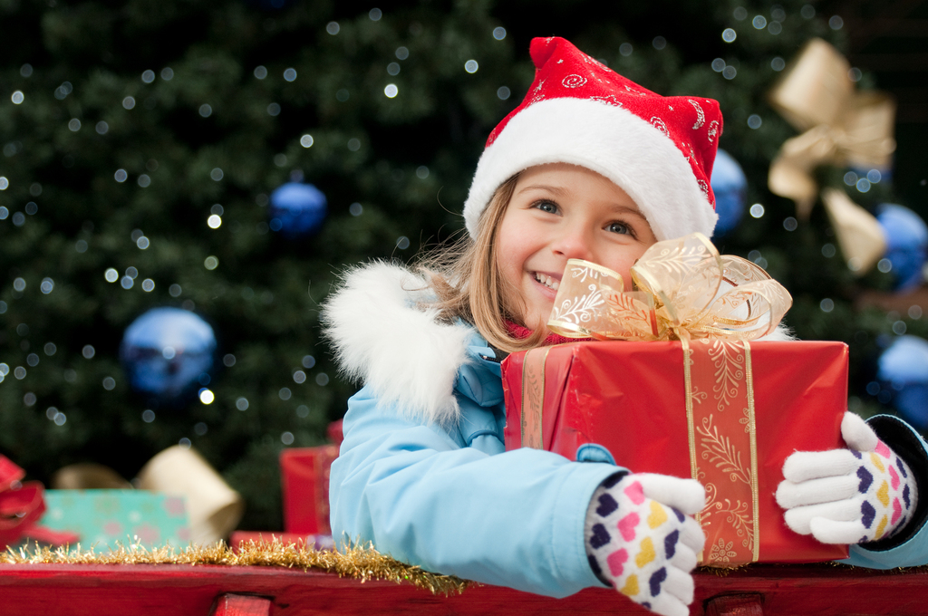 Christmas-Gift-e-Letter-Little-Girl.jpg