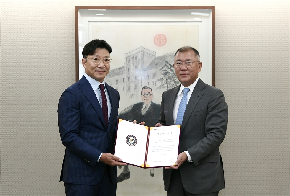 Hyundai Group (HMG) Chairman Chung Euisun, right,.jpg