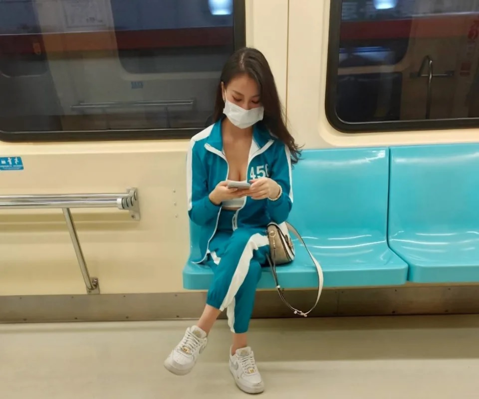 1 有網友在捷運車廂內遇到一名辣妹，穿著《魷魚遊戲》主角穿的「綠色運動服」。.jpg.jpg