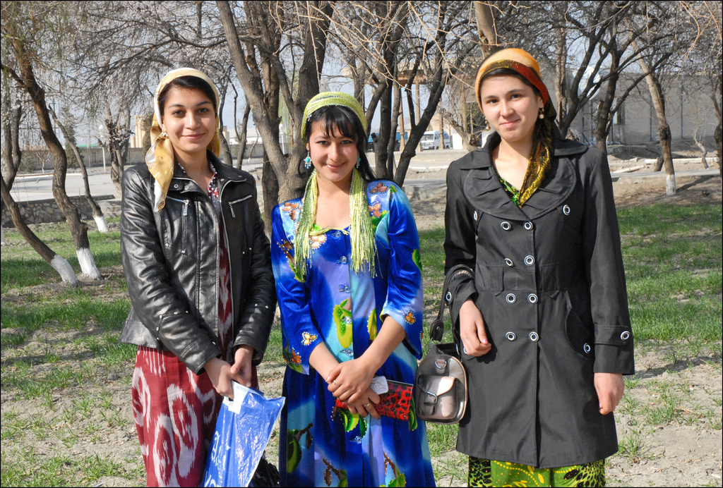 Jeunes_Boukhariotes_(Ouzbékistan)_(5670562210).jpg