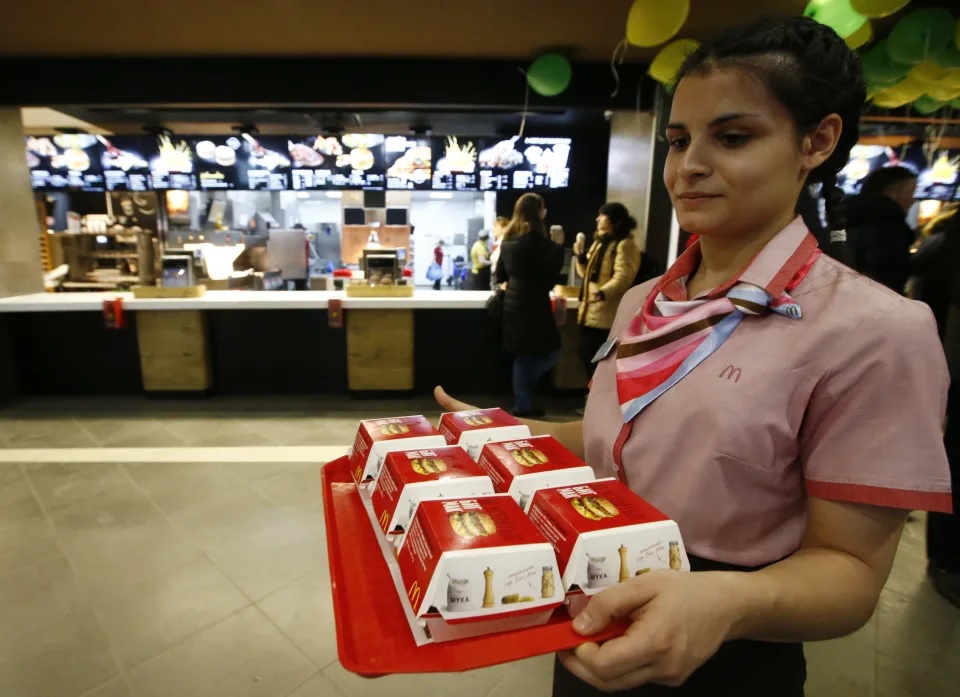 1 在俄羅斯最大的兩家美國快餐企業是麥當勞和Yum!旗下的KFC，合起來有約1,900家分店。.jpg.jpg