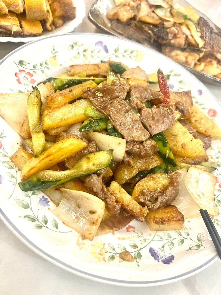 1孜然土豆青瓜炒牛肉.jpg