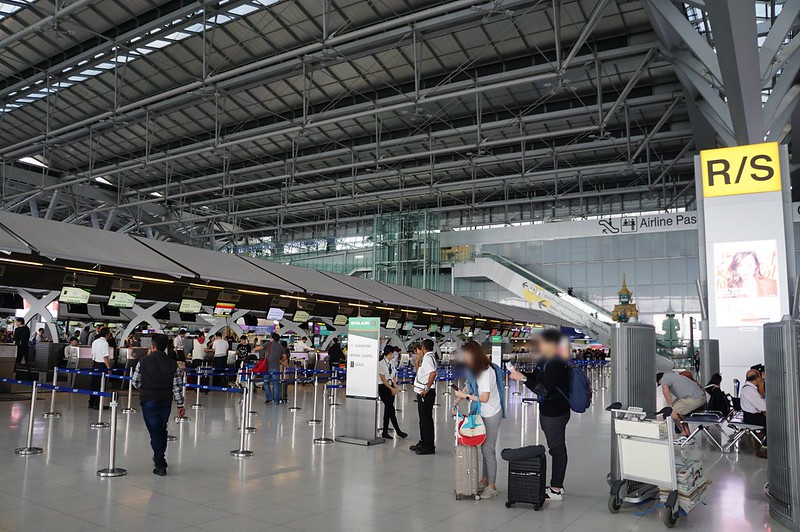 BKK 曼谷蘇凡納布機場的長榮櫃台位在機場右側的R櫃檯.jpg