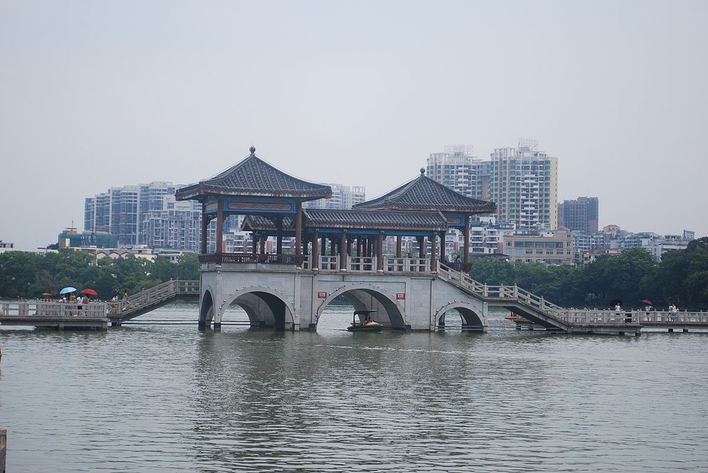 1200px-重建后的惠州西湖九曲桥.jpg