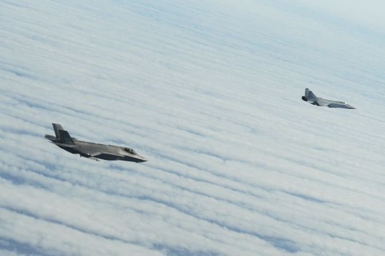 挪威 F-35戰機 (左)  升空攔截 俄羅斯 蘇愷-24戰機  (右).jpg