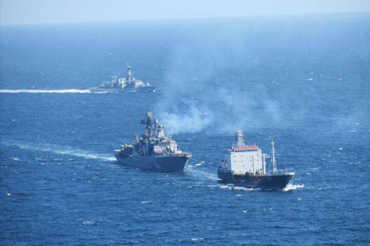 油輪「維亞茲馬號」正在為驅逐艦「庫拉科夫海軍中將號」加油，英軍「西敏號」（後）在一旁監視.jpg.jpg