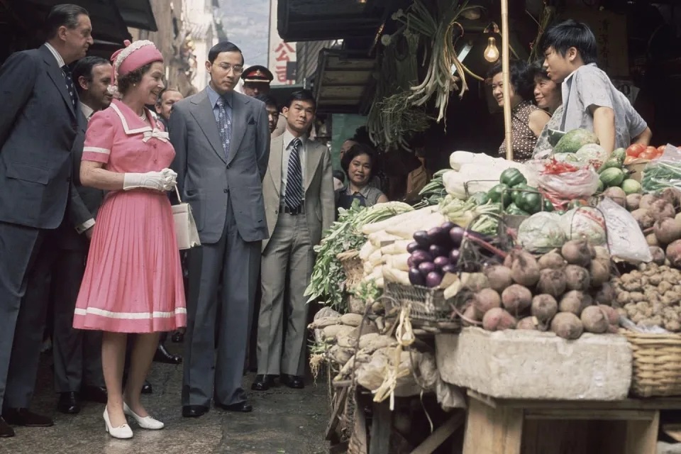 英女王 1975 年訪港時，曾經到訪街市.jpg