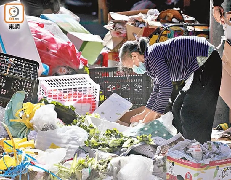 3  執賣剩菜：基層長者生活困苦，有人在街頭執賣剩菜。.jpg