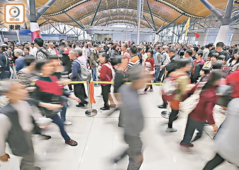 本港將於月內開放「團進團出」，旅遊及餐飲界歡迎計劃，但指未必可刺激年底市道。.jpg.jpg