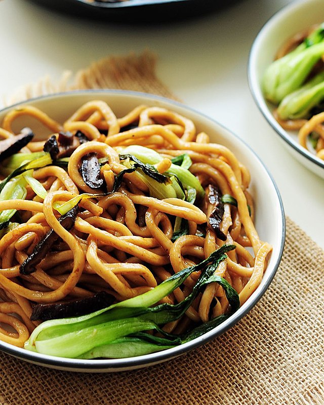 640px-Pan-Fried_Shanghai_Noodles.jpg