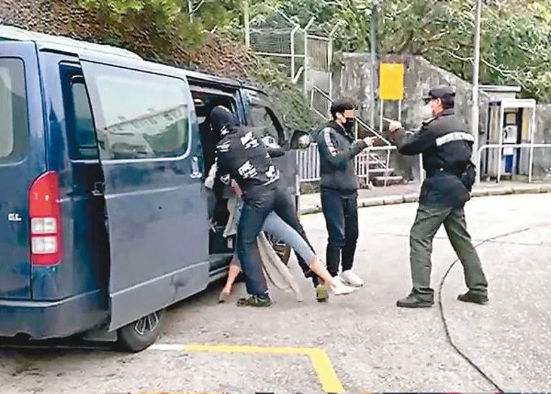 3  歹徒無視懲教署人員制止，迅速擄人上車。.jpg