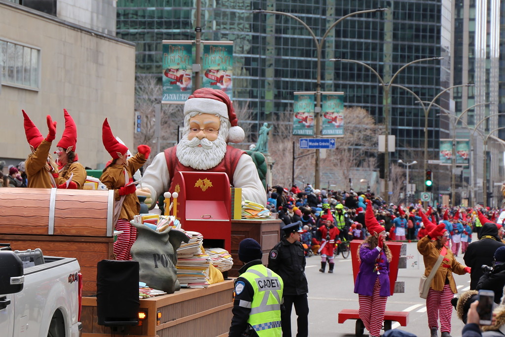 2022_Montreal_Santa_parade.jpg