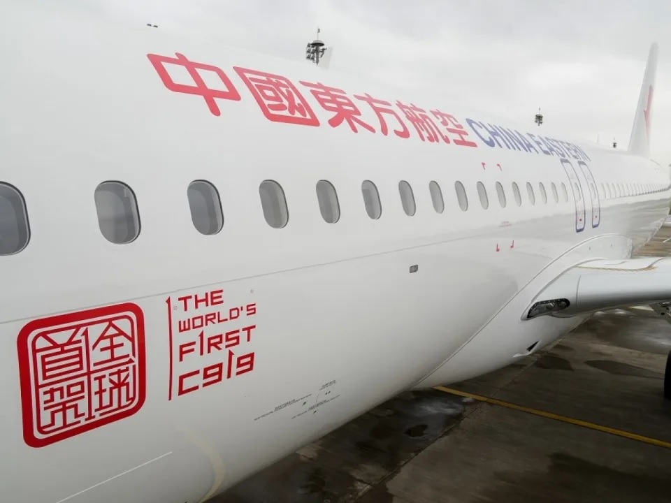 首架C919飛機交付東航後開啟100小時驗證飛行.jpg