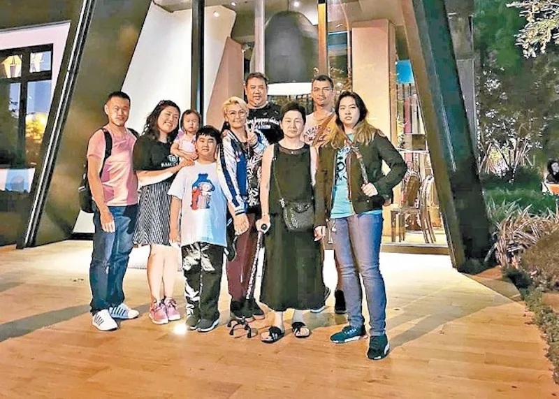 姚安娜（前排右三）與家人曾移居台灣生活，早前已經回流香港。.jpg.jpg
