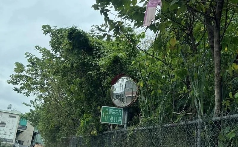 一名網友貼出和朋友的對話，只見他正在報路，卻是打「繼續順著高速公路走，看到奶罩左轉」， 讓朋友相當不明所以。.jpg.jpg