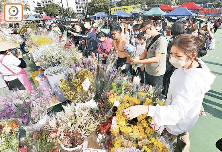 1 市民採購年花喜迎新春。（陳德賢攝）.jpg