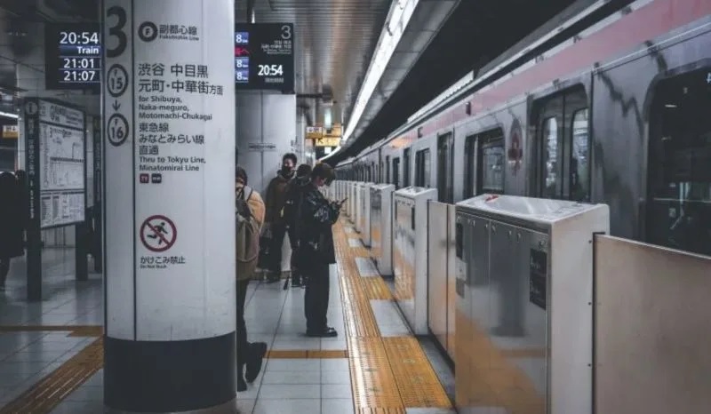 台灣人搭乘日本列車在車廂內胡鬧，讓身為同鄉的異地台灣人感到無語。.jpg.jpg