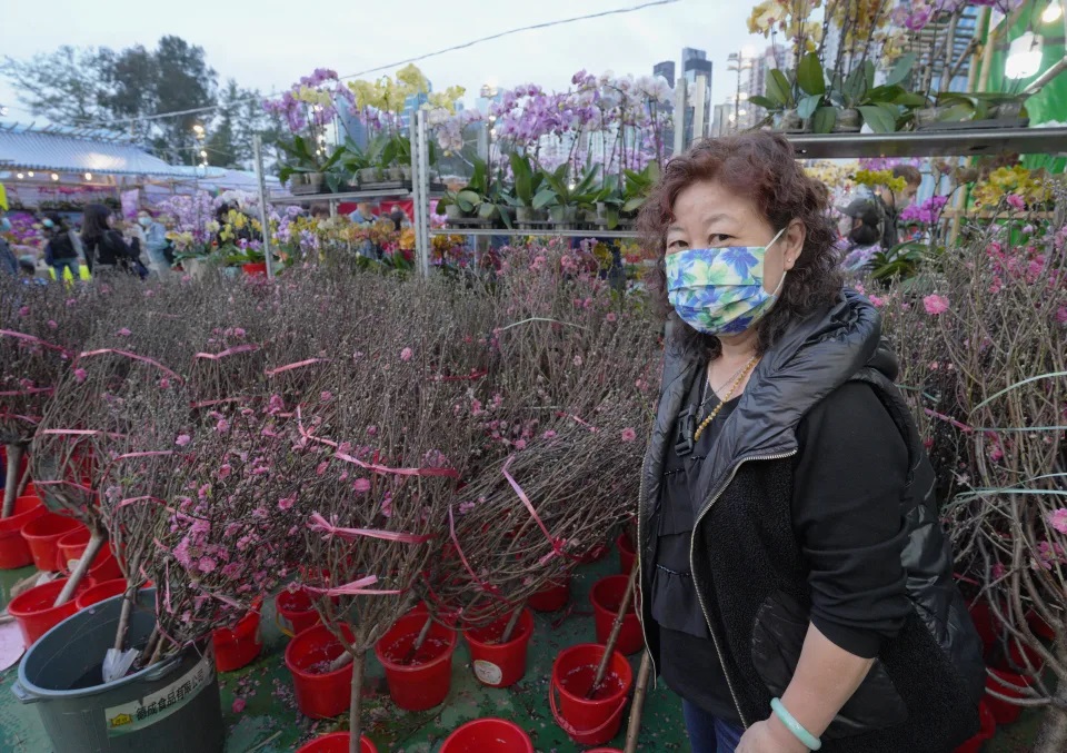 2 「桃花大王」劉海濤妻子無奈稱，今年花市人流少，市道不似預期。.jpg.jpg