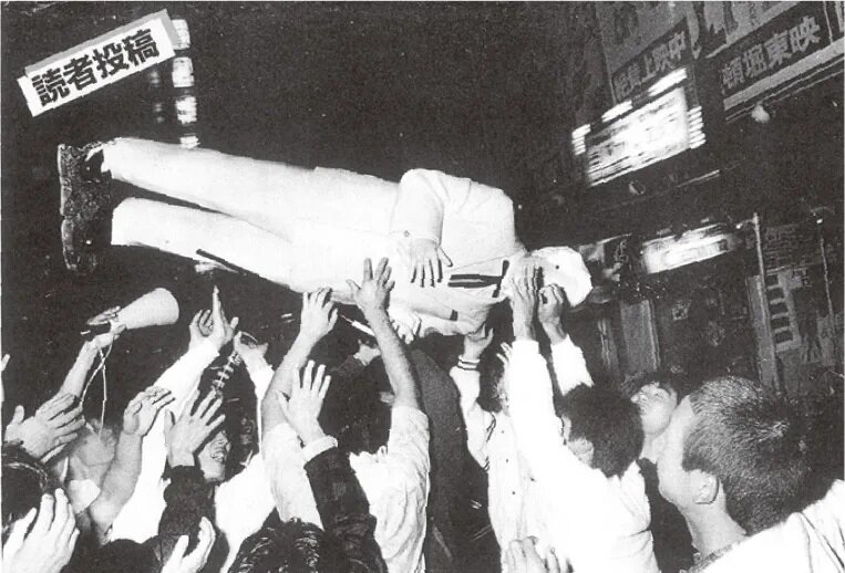 2   1985 年，阪神虎球迷舉起上校立像巡遊，最終卻把立像丟進道頓堀河。.jpg