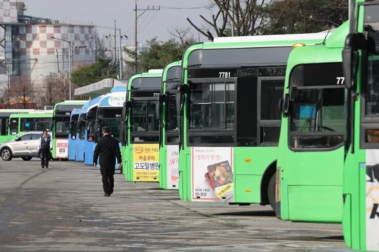 南韓首爾市巴士工會與資方的加薪談判破裂，今天(28日)起罷工，約98%巴士停駛。.jpg