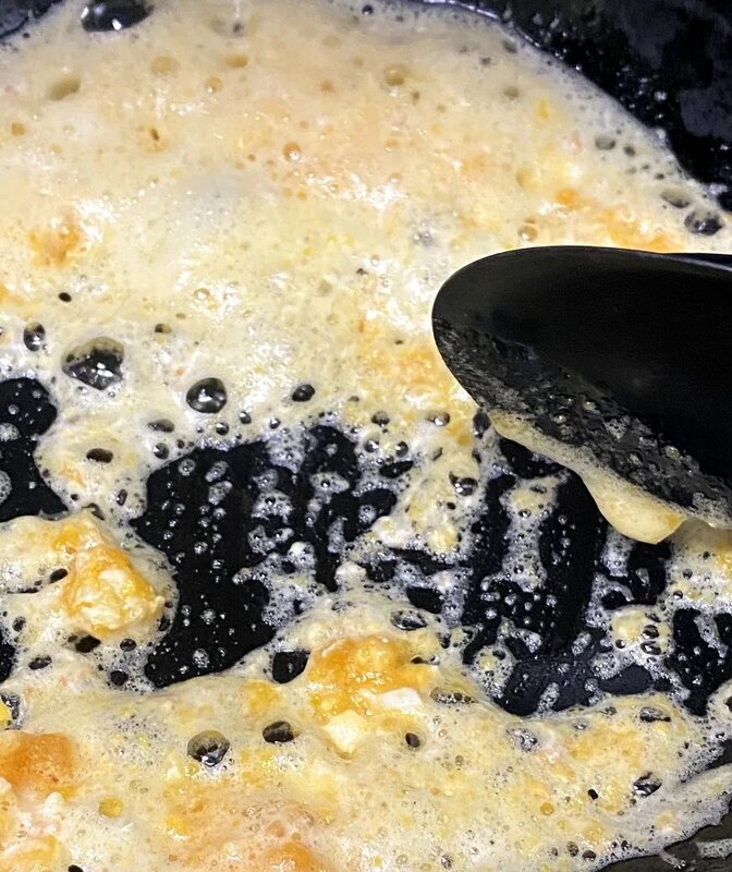 2. 蒜頭切碎。鹹蛋黃隔水蒸8分鐘，壓茸。鑊中加1湯匙油，加入鹹蛋黃炒開至起泡，加入.jpg