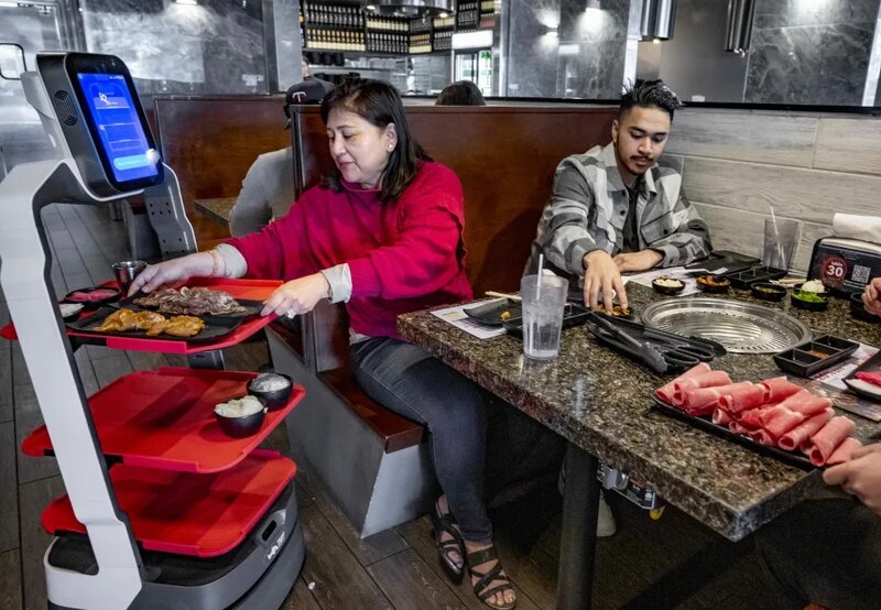 3  加州薪金成本高，餐廳老闆利用送餐機械人減低開支。.jpg