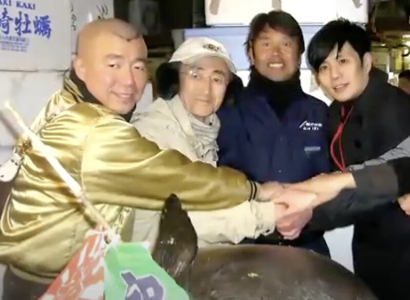 5  2011 年，鄭威濤（圖右）連續第四年投得元旦「日本一」藍鰭吞拿魚。.jpg