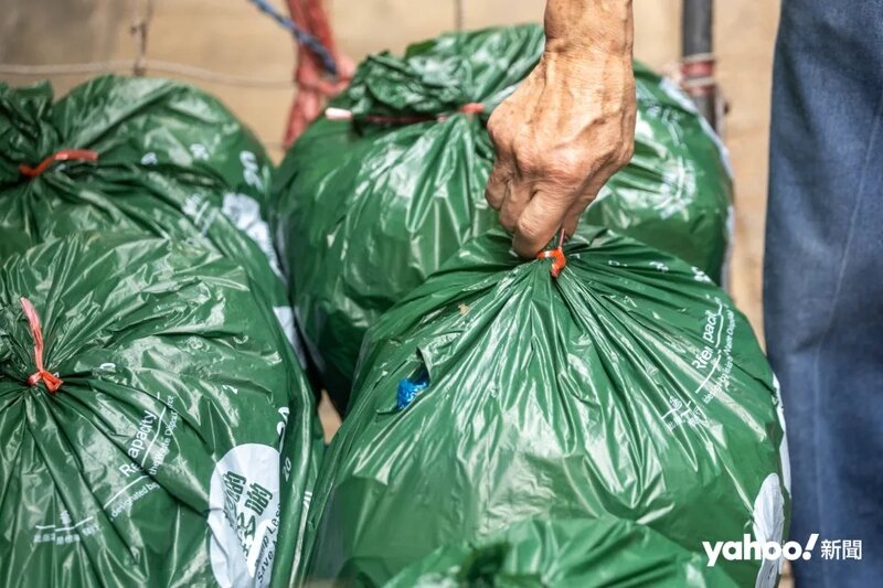 5  陸先生用20公升的指定垃圾袋包垃圾，其中一袋不知何時破洞，或會被視為「違規垃圾」。.jpg