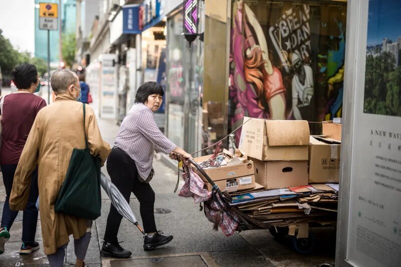 8   攝影展出的照片之一：北角⁠蘭姐每天將商舖丟棄的紙皮帶去回收，為社區減廢。（拾.jpg