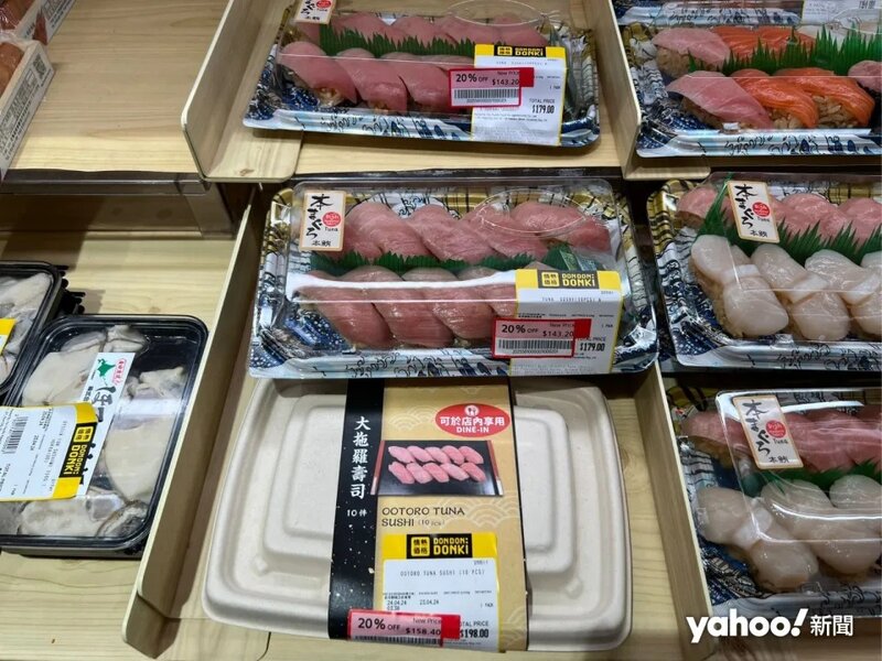 2 以紙盒包裝的壽司刺身，無法事先觀察食物的新鮮情況.jpg