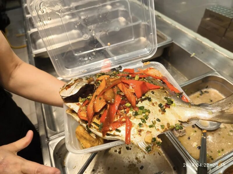 有網民分享在九龍灣一間兩餸飯店舖買外賣點了一條蒸魚，形容「大到個盒都放唔落」，售.jpg