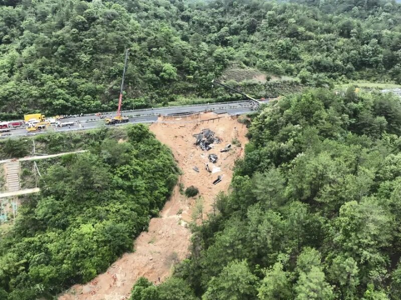 廣東梅大高速路面塌方增至36人死亡.jpg