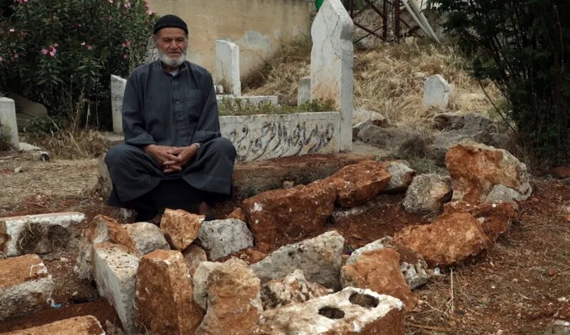 56歲農夫平民Lutfi Hasan Masto被美軍錯誤擊殺，其兄弟在其墓碑前哀悼。.jpg