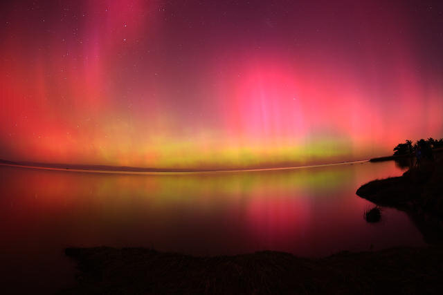 南極光 2024年5月11日 在紐西蘭 基督城 郊區埃爾斯米爾湖上閃耀。.jpg