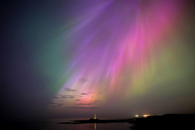 北極光 5月10日  在英格蘭  東北海岸  聖瑪麗燈塔上空閃耀。.jpg