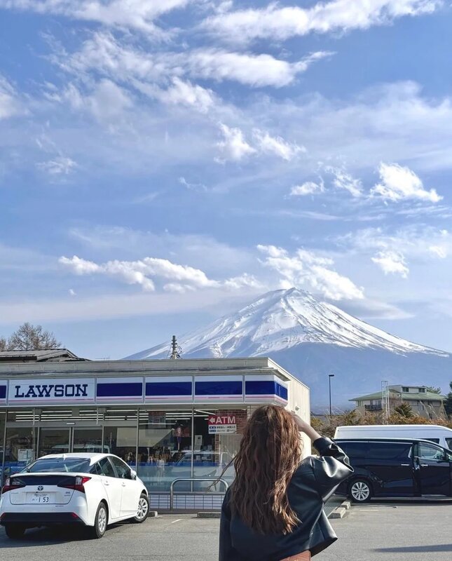 2   「黑幕」未落成，旅客已開始轉戰同區其他LAWSON。.jpg