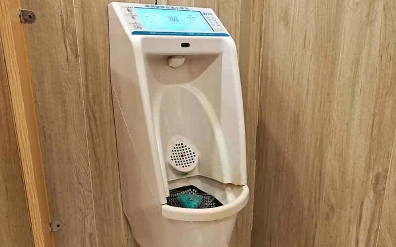 上海有商場在男洗手間設置「智能尿兜」，稱每次支付19.9元人民幣，便能驗出尿液中的14.jpg
