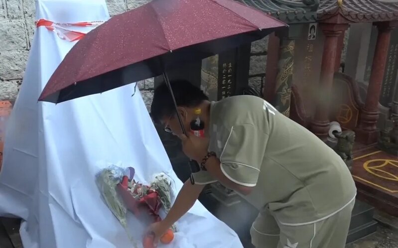 黃家駒墓碑遭破壞｜深圳歌迷郝先生帶備鮮花和水果專程來到家駒的墳前，集合粉絲的心意.jpg