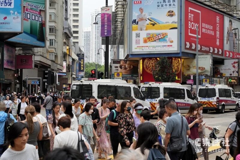 4   多架警車泊在銅鑼灣.jpg