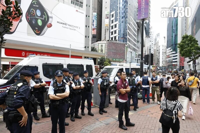 大批警員銅鑼灣一帶巡邏 裝甲車戒備.jpg