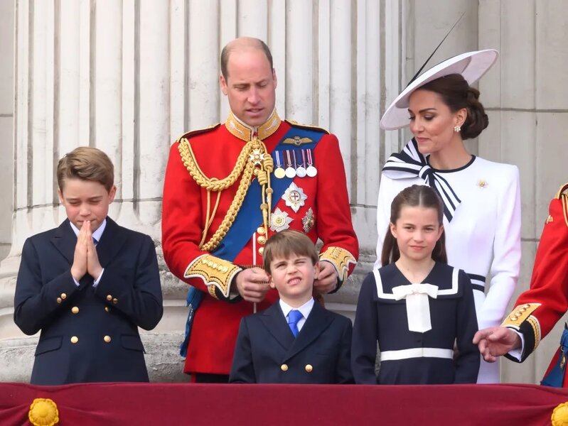 6 路易王子疑似被父親「扭耳仔」，凱特在旁邊偷笑。.jpg