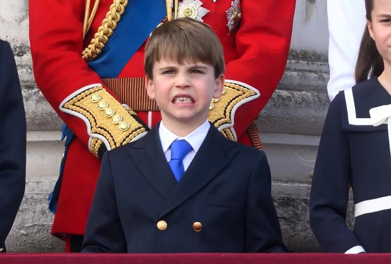 7)   6 歲的路易表情多多，在閱兵儀式期間不斷扭動身體。.jpg